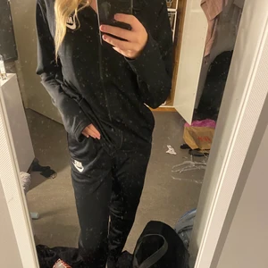 Nike set - Säljer nu detta Nike set då jag inte tycker det passar mig så bra och kommer säkert till användning hos någon annan🤍 pris kan diskuteras 