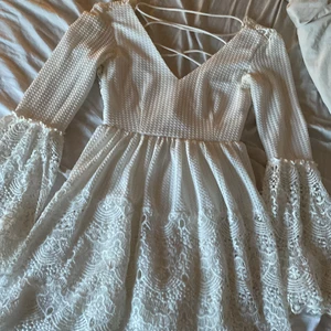 Klänning - Säljer nu det finaste plagget jag äger! En dennis maglic klänning som jag inte får användning av längre tyvärr. Passar perfekt till student, avslutningar m.m. Öppen rygg med snörning som man får snöra hur man vill. Helt okej kvalité enligt mig, tycker nästan att den är varm på en sommarkväll! Ganska tjock och tung.