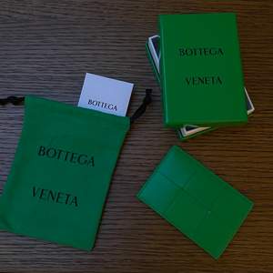 Säljer min nya sprillans nya korthållare i läder från Bottega Veneta. Färgen ”Bottega-grön”. Köpt på butiken i Stockholm. Helt oanvänd, kvitto tillkommer. Köpt för 2700kr. Möts upp vid Karlaplan eller Östermalmstorg, annars frakt.