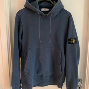 Stone Island Navy Hoodie - Blå stone island hoodie, 7/10 inga flaws, Storlek L men kan även passa en M som gillar oversize. Nypris 2000:- mitt pris 850 vid snabb affär! Om jag ej svarar hör gärna av er på instagram @erik14emanuel