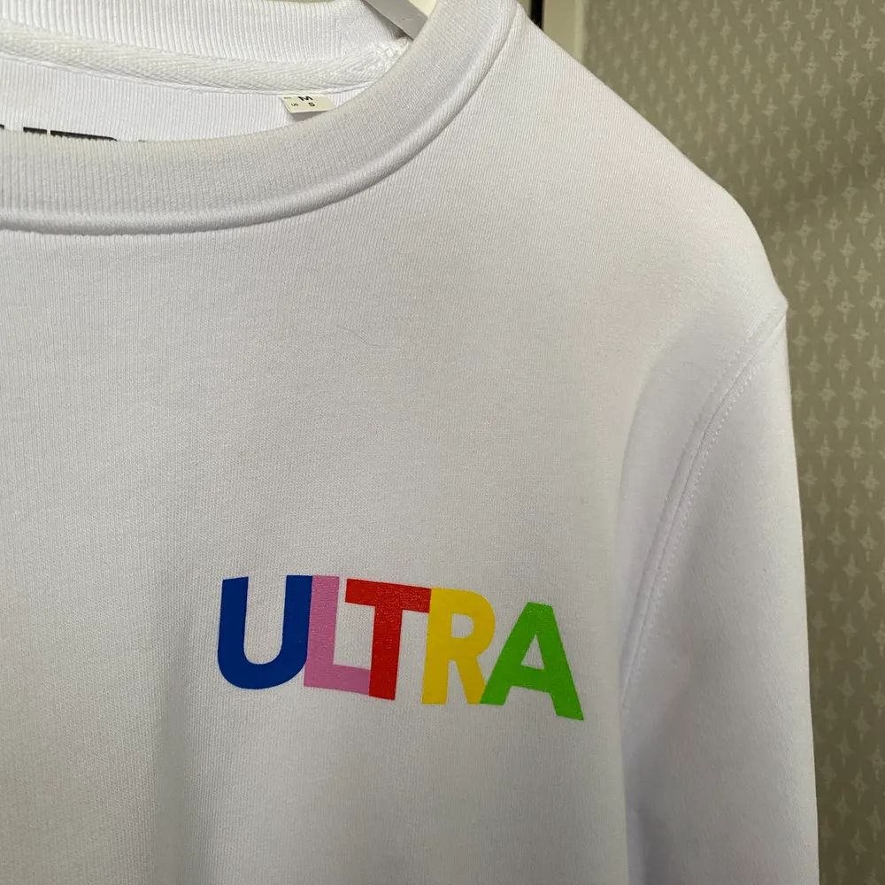 Limited edition sweatshirt från ”Aparte by ULTRA” första drop. Använd max 1 gång och aldrig tvättad. Storlek M men passar även S. Frakt: 66kr. Tröjor & Koftor.