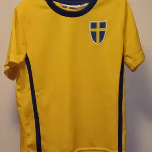 Varumärke: Sverige  Storlek: 86/92  Vara: T-Shirt    Färg: Gul & Blå  Pris: 10kr  Tillkommer Frakt & Porto