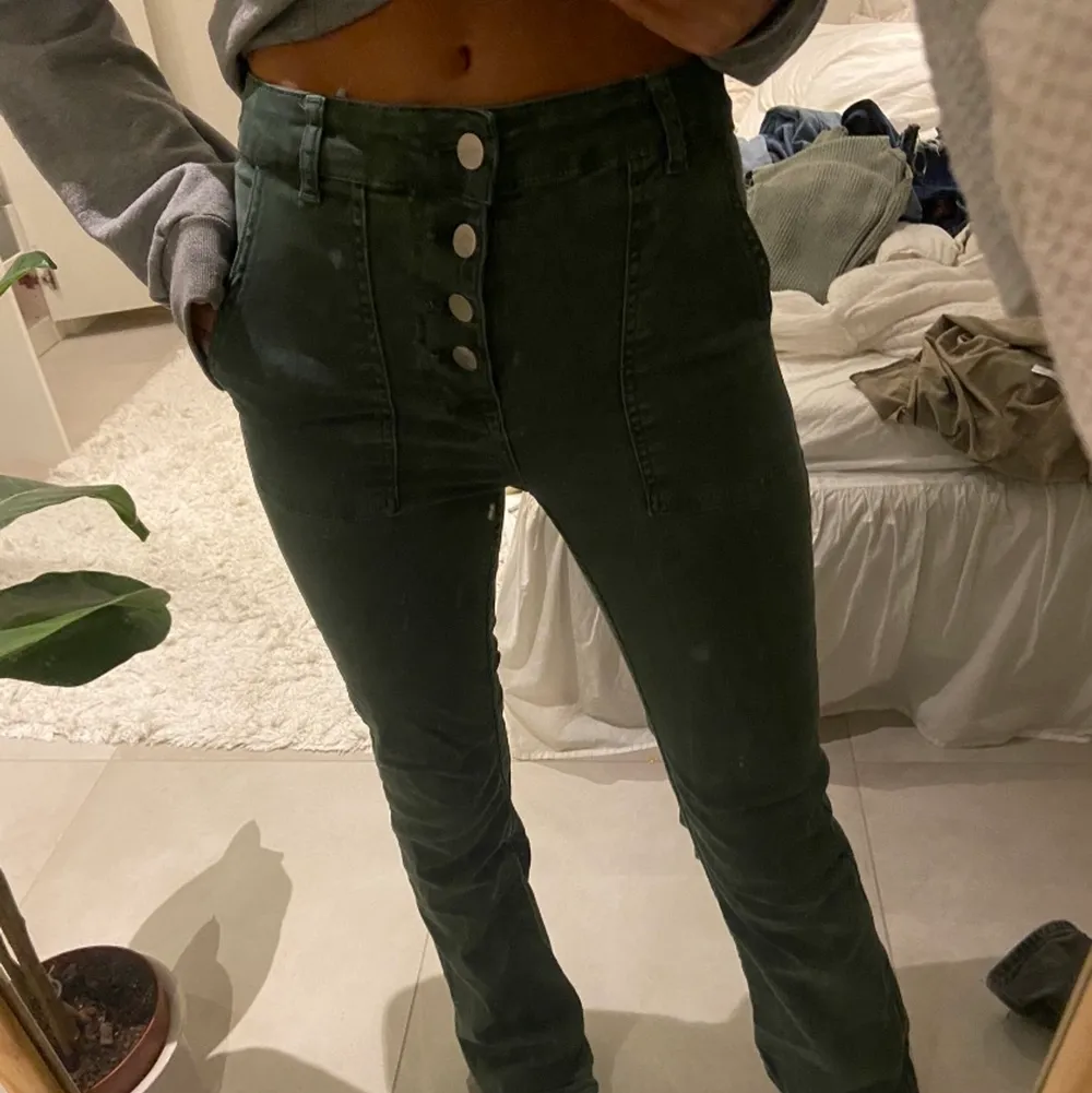 Super snygga gröna flare jeans från zara, knappt använda i storlek 36! Jag är 177 cm💕. Jeans & Byxor.