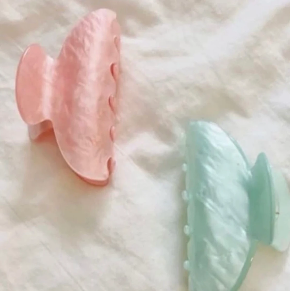 Glansiga hårklämmor