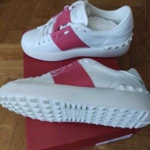 Nya valentino skor - Helt oanvända valentino skor!! Köpta för 4000, skriv privat vid intresse💕💕