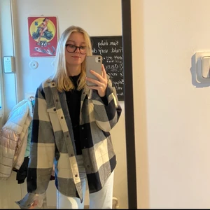 Wesc rutig jacka - Skit snygg rutig jacka från märket wesc. St M i herr men jag har vanligtvis xs och den sitter snyggt oversize på mig så skulle säga att den passar allt från XS-XL. Säljer då den inte används längre. Helt slutsåld! Köptes för 800kr för ca 1år sen men i mycket gott skick då den inte är använd speciellt mycket. Fler bilder kan skickas vid önskemål. Köpare står för frakt💗