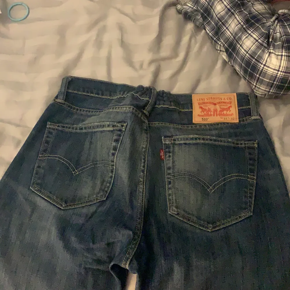 Säljer ett par lågmidjade levi’s jeans. Köpta secondhand  men nu ligger dem bara i garderoben. Dem är insydda i midjan av förra ägaren så dem passar bra för xs-m.. Jeans & Byxor.