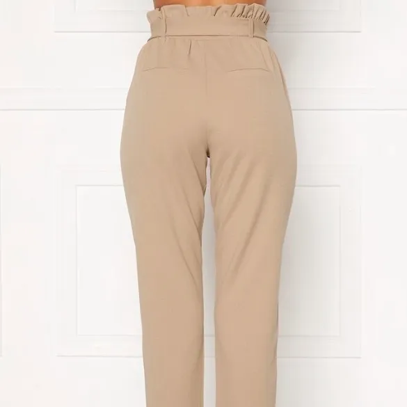 Ljus beige byxa med Knut från H&m. Perfekta att ha till våren 🤩 Aldrig använda dock bara testat de. Jeans & Byxor.