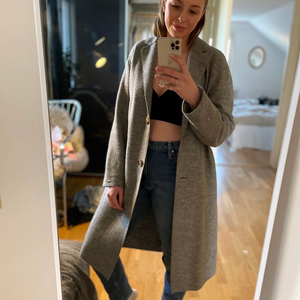 Kappa i 100% ull från Tommy Hilfiger. Otroligt bra skick, säljer pga att jag köpt en annan. Den är tunn och funkar utmärkt på vår/höst men även på vinter med en tjock tröja under! ✨ Nypris ca 2000:-. Kan mötas upp i Linköping alternativt skickas mot fraktkostnad. . Jackor.