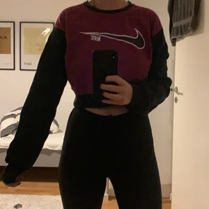 Kroppad Nike - Köpt på Beyond Retro, ish storlek S