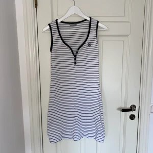 Henri Lloyd klänning - Sommarklänning från Henri Lloyd. Kostar 75kr plus frakt. Storlek S