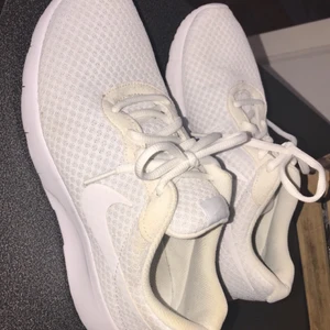 Nikeskor strl 38,5. 400kr  - Vita nikeskor köpta förra sommaren, aldrig använda pga förstora. Ser gula ut på kanterna på kameran men dom är vita. Strl 38,5. Skulle också passa i strl 37,  Säljer för 400kr