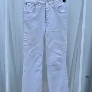 Vita supersnygga jeans i en kortare och rak modell. Använda men i fint skick. Är i storlek 36 men saknar stretch och kan därför upplevas lite mindre. Nypris: 599kr