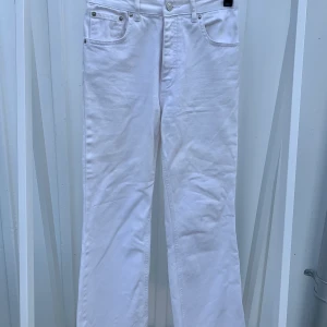 Vita jeans från Anine Bings kollektion med Gina tricot - Vita supersnygga jeans i en kortare och rak modell. Använda men i fint skick. Är i storlek 36 men saknar stretch och kan därför upplevas lite mindre. Nypris: 599kr
