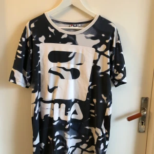 T-shirt klänning - Fila klänning. Bra skick och en väldigt bekväm klänning. Köparen står för frakten💙