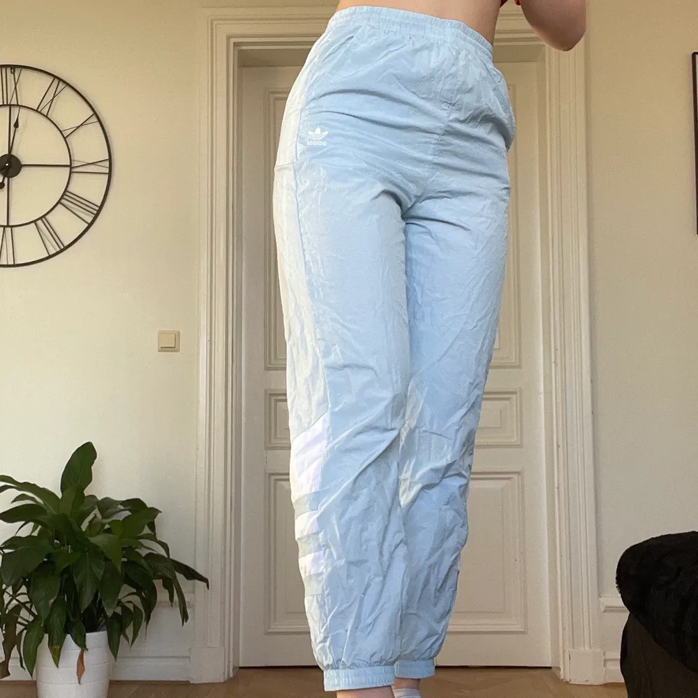 Intressekoll på mina supersnygga blå byxor från Adidas i pösigt ”regnbyxmaterial”💓 budgivning ifall många är intresserade . Jeans & Byxor.