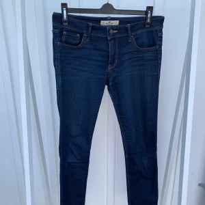 Tighta mörkblå jeans från Hollister - Superfina lågmidjade jeans som dessvärre är förstora för mig. Sparsamt använda men har däremot mindre slitningar på den grova sömmen vid grenen (skriv privat för bilder på det om du är intresserad).