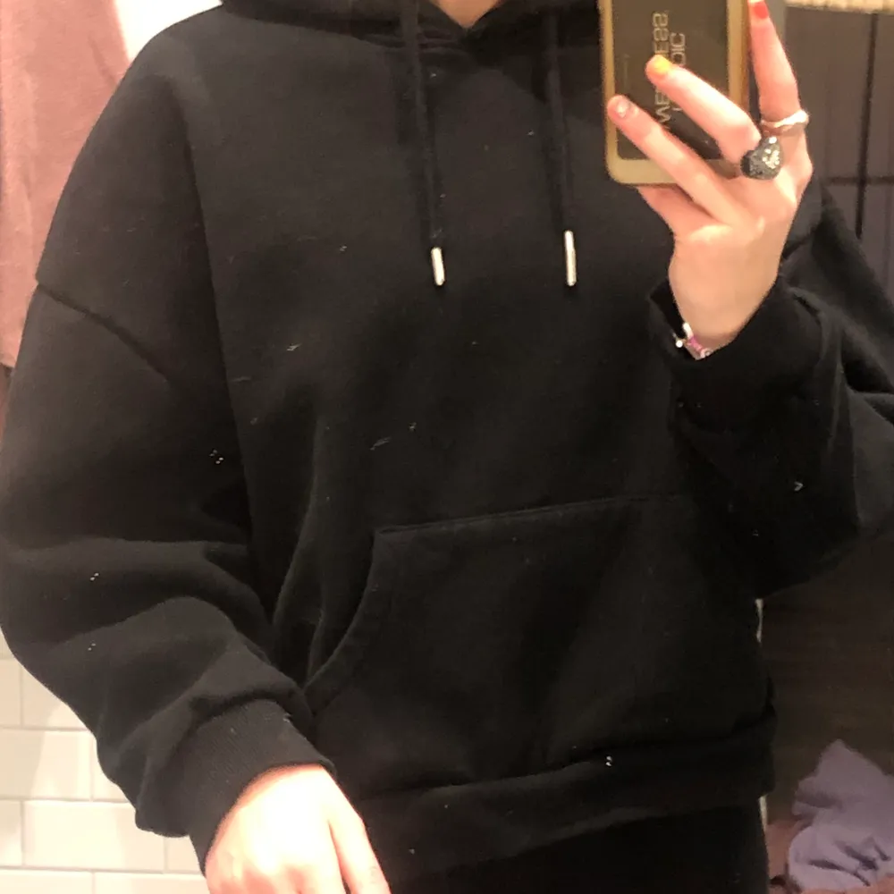 Det här är en svart hoodie är i storlek M och är köpt på Lindex . Hupparit & Collegepaidat.