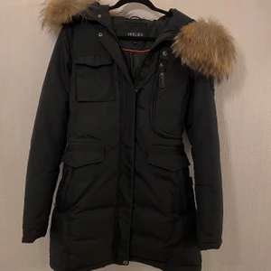 Hollies vinterjacka - Säljer denna snygga Hollies vinterjackan som är i storlek 40. Pälsen på jackan är extremt snygg och jackan har endast används runt ca 8-10 gånger då jag köpte en annan jacka. För fler bilder eller frågor så är det bara att kontakta mig ☺️