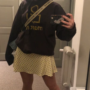 Prickig kjol - Somrig prickig kjol, passar till allt skulle jag säga!! Så fin när man är brun också😍😍😍 Kjolen har inbyggda shorts (som inte syns när man använder de ) som är väldigt bra för att den inte flyger upp! Budet är på 230kr nu, avslutar på fredag