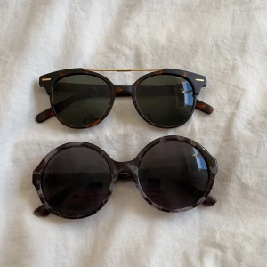 Solglasögon  - Fint skick, ni kan välja köpa en eller båda. Frakt ingår ej. 50kr styck eller 100kr tillsammans 