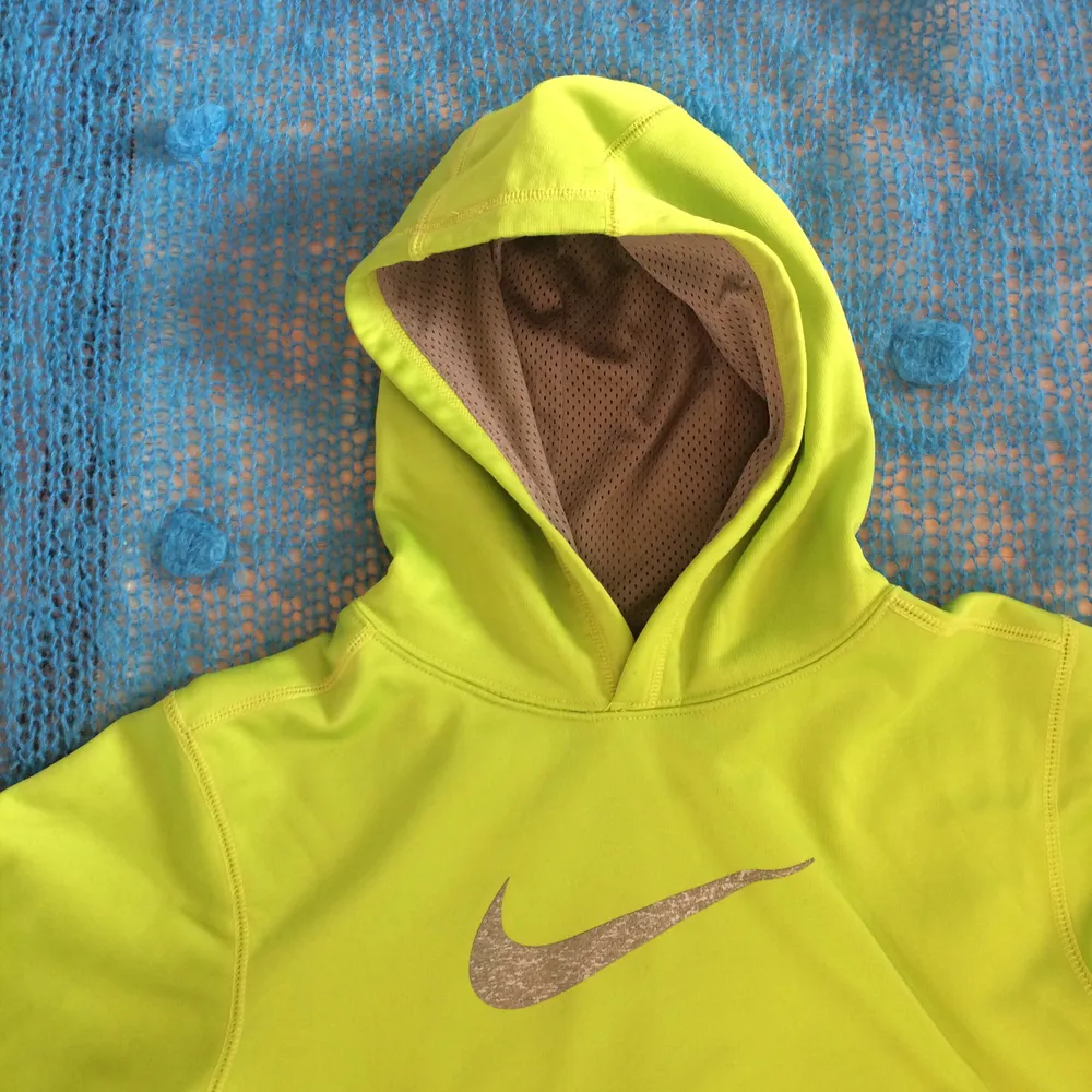 Cool neongrön hoodie från Nike, passar en M/L beroende på hur lös passform man gillar. Hoodies.