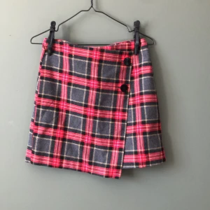 Snygg kjol från hm - Knappt använd, fin passform. Har swish