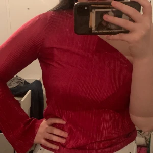 One-shoulder topp - Aldrig använd från Gina i storlek S, men passar även en M och L. Köparen står för frakten.