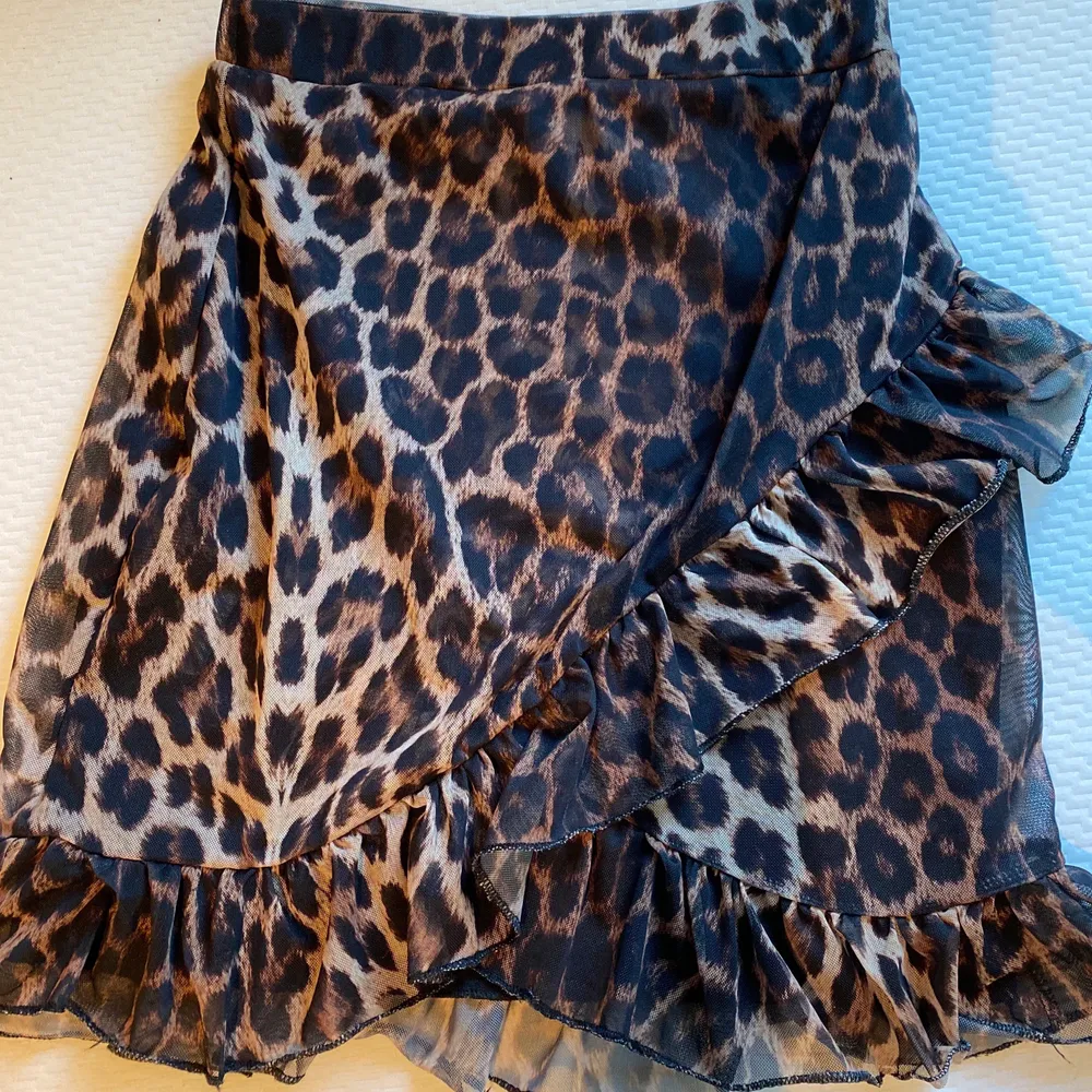 Säljer denna jättefina leopardkjol strl XS, skriv privat vid frågor eller om ni vill köpa! Köparen står för frakten. Kjolar.