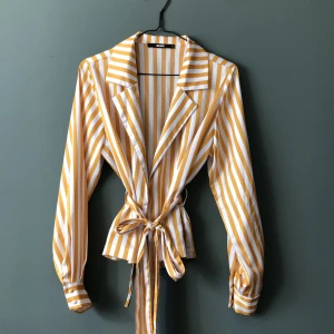 Knytblus knykavaj knytakjorta - Kärt barn har många namn. Den här är så snygg på, jätteskön och elegant! Fint skick. Har swish