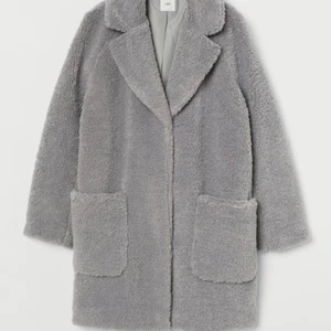 Intressekoll på teddykappa  - Köpte i vintras inför våren  men kommer inte till användning, därav bra skick! Ju snabbare affär desto billigare! BUDA