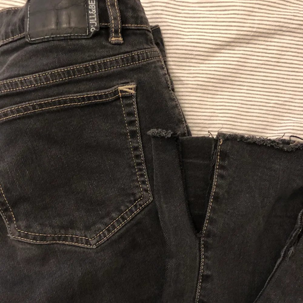 PULL & BEAR jeans med slits vid benet. Stl. 36. De slutar precis vid vaden på mig dom är 1,61💞. Jeans & Byxor.