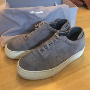 Axel Arigato sneakers 37 - Säljer ett par sneakers från Axel Arigato i grå mocka i storlek 37. Nypris är 1700kr