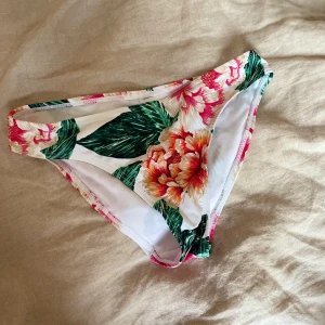 Bikinitrosa - Superfin bikiniunderdel. 👙 Aldrig används pga fel storlek. ✨ Kan mötas upp i Linköping alternativt skickas mot fraktkostnad! 