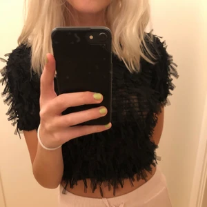 Zara topp - Svart topp från Zara i väldigt coolt material men kommer tyvärr till för lite användning därav bra skick! Står inte för frakt💗