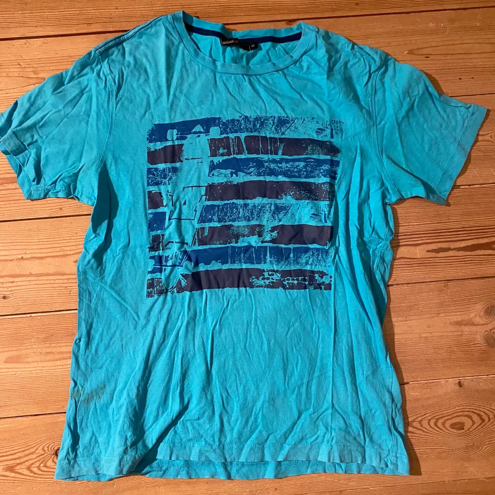 Cool blå t-shirt (barn) från skatemärket Warp!✨ Säljes i befintligt skick, precis som allt annat🌼 Skriv gärna vid frågor eller vid efterfrågan på fler bilder!. T-shirts.