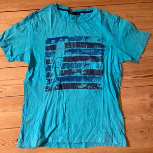 Cool blå t-shirt (barn) från skatemärket Warp!✨ Säljes i befintligt skick, precis som allt annat🌼 Skriv gärna vid frågor eller vid efterfrågan på fler bilder!