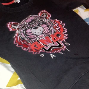 Kenzo Tröja - Hej! jag köpte denna kenzo tröja för snart 6 månader sedan jättefint skick högsta bud får den Obs sista bilden är från min instagram har ej kvar kvitto eller påse men på bilden syns kvitto.