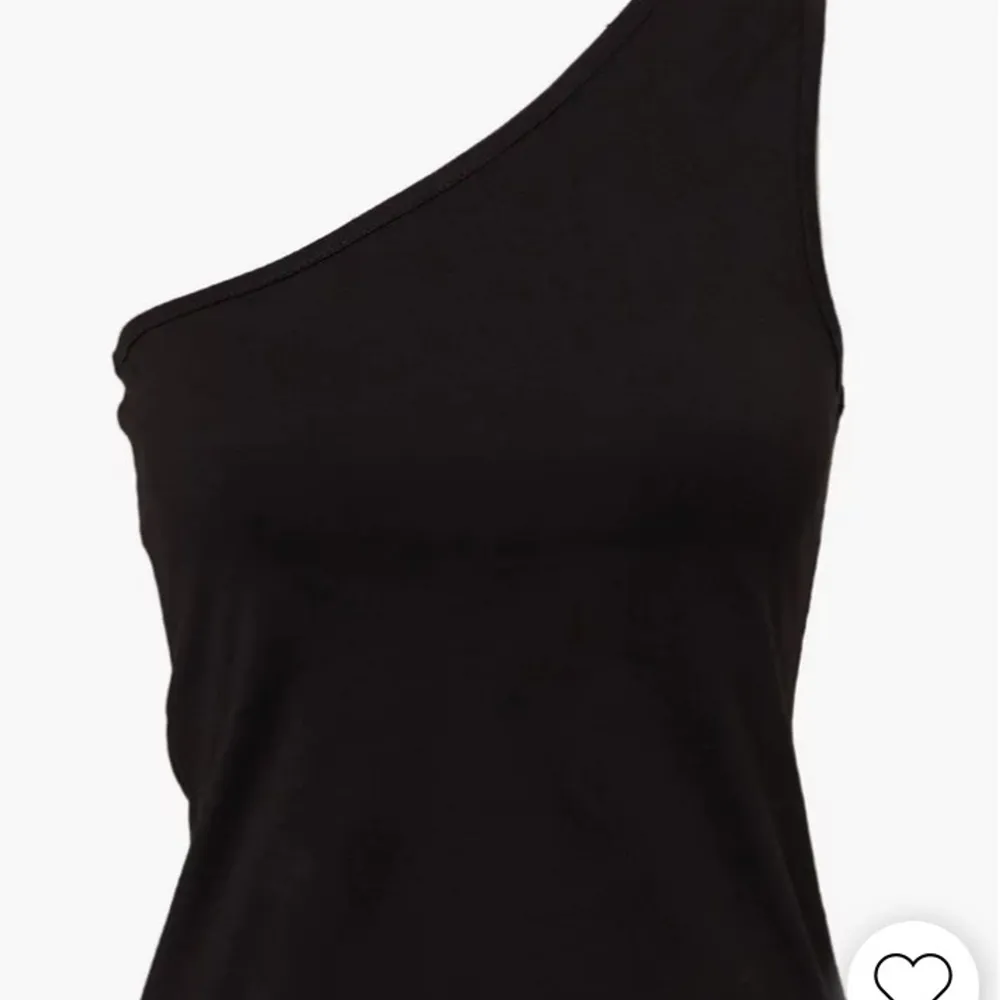 Ett svart one shoulder linne ifrån NLY. (Aldrig användt).          Säljer för 30 kr + frakt.. Toppar.