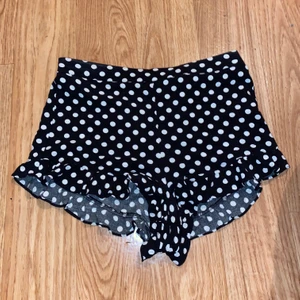 Prickiga shorts - Super gulliga shorts i väldigt bra skick! Säljer då dom är för små för mig, använd Max 5 gånger