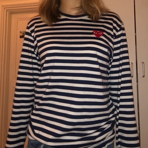 CDG Tröja - Super creddig långärmad  mörkblårandig cdg t-shirt. Ränderna är mer blå i verkligheten. Näst intill aldrig använd. Storlek M och passar perfekt på mig som i vanliga fall också har M. Nypris 1100 kr. Priset kan diskuteras💗Kontakta mig för mer info👌🏼