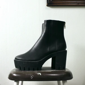 Chunky heels  - De perfekta bootsen med en chuny heel! Hade älskat dessa om de hade passat! De står 38 i skon med jag som alltid är en 38a kan inte ha dom. 