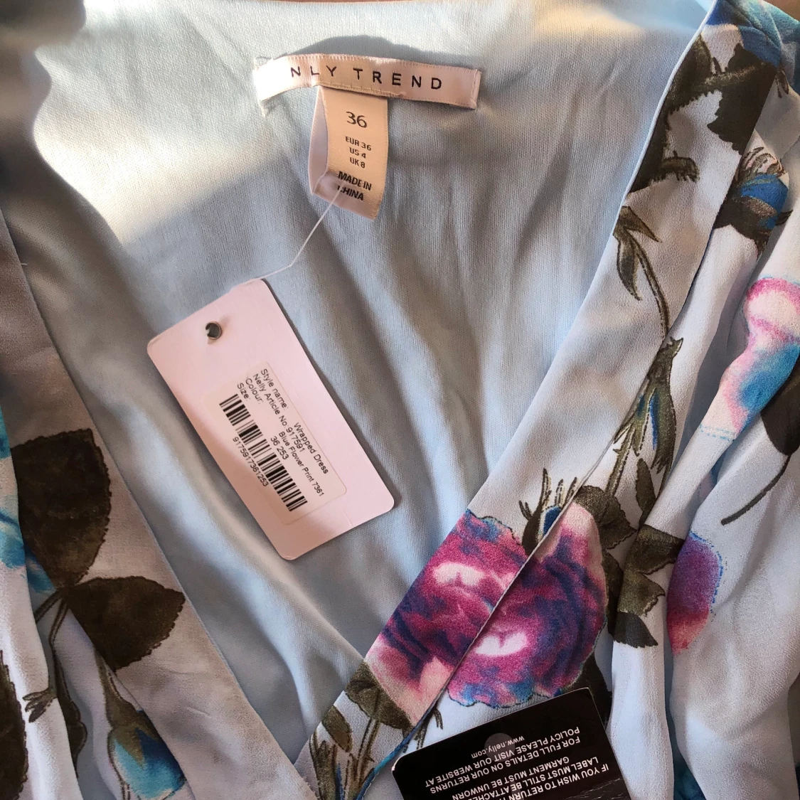 Blommig klänning strl 36 - 90