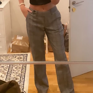 Lågmidjade kostymbyxor - Skit snygga lågmidjade kostymbyxor. Köpt vintage