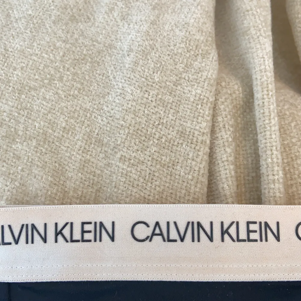 Säljer min bikini från Calvin Klein i storlek M (passar även S). Använd fåtal ggr och självklart tvättad innan köp! Underdelen har blivit något missfärgad av solen (se tredje bilden) därav lågt pris . Övrigt.
