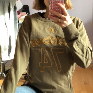 Sweatshirt dobber - Militärgrön sweatshirt strl S (herrstorlek). Jag är en size XS, för storleksreferens på bilderna. Väldigt fint skick. Skriv för fler bilder eller frågor🥰
