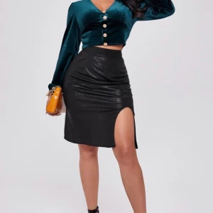 Snygg kjol - Säljer denna kjol ifrån shein. Helt oanvänd, säljer pga inte min stil. Väldigt tunt material & lite genomskinlig men funkar bra med rätt trosor. Sitter väldigt bra på i midjan, storlek M. Köparen står för frakt 💞