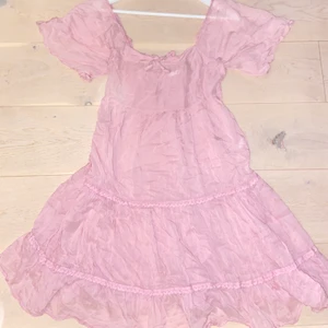 Rosa klänning - Rosa ganska genomskinlig klänning