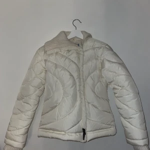 Vit vintage dunjacka - Säljer denna supersnygga vintage dunjackan, som tyvärr är lite för liten på mig.... Den är i superbra skick och är fortfarande väldigt vit. Passar perfekt nu till våren. Storlek 36 😁💖✨