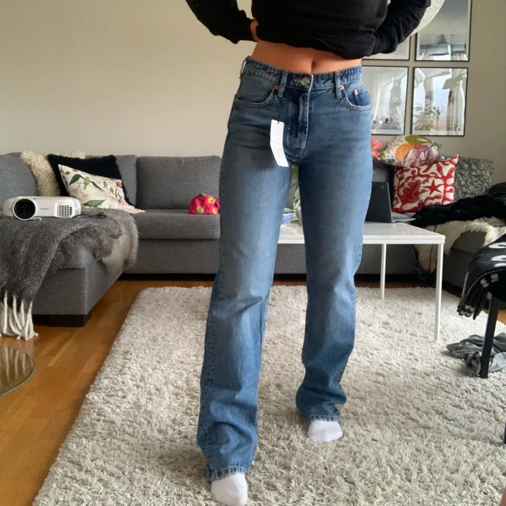 Supersnygga ZARA jeans (helt nya)💗💗 LÅGMIDJADE & LÅNGA!!! De är helt slutsålda 38:or men skulle säga att de sitter som 36, små i storleken! kan skicka men köparen står för frakt:)HÖGSTA BUD: 510. Jeans & Byxor.